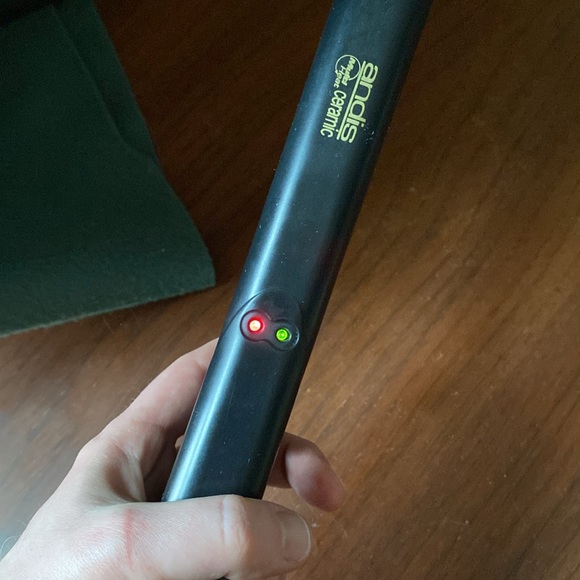 Andis ceramic flat iron hair straightener - Picture 7 of 7